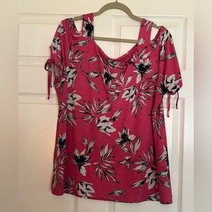 Beautiful blouse!! Perfect for all occasions! ❤️👚
